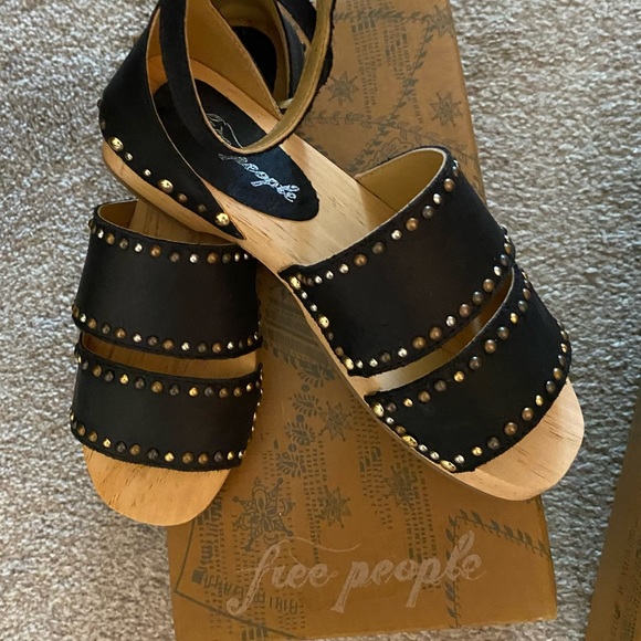 2 PAIR FREE PEOPLE OPEN BACK CLOG SANDALS BLACK/SILVER SZ 6.5 NEW IN BOX - Picture 3 of 4